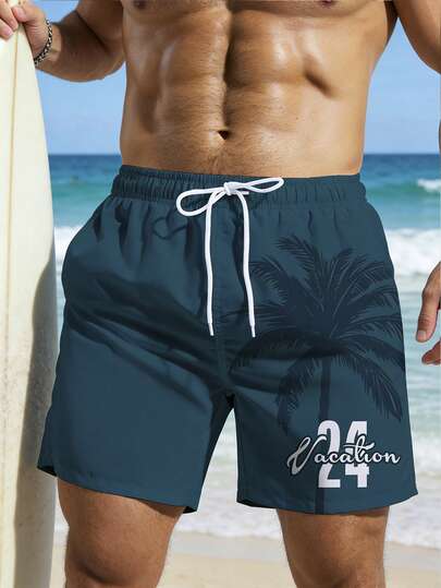 Manfinity Swimmode شورت شاطئ فضفاض بخصر رباط وجيوب مائلة مطبوع عليه أرقام وأحرف وأشجار النخيل الاستوائية، طراز الإجازة الصيفية للرجال