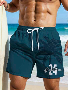 Manfinity Swimmode شورت شاطئ فضفاض بخصر رباط وجيوب مائلة مطبوع عليه أرقام وأحرف وأشجار النخيل الاستوائية، طراز الإجازة الصيفية للرجال