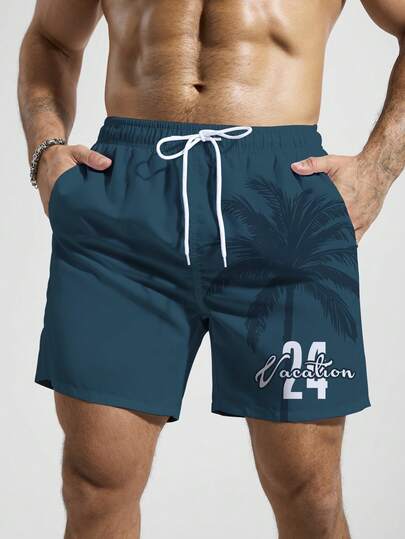 Manfinity Swimmode شورت شاطئ فضفاض بخصر رباط وجيوب مائلة مطبوع عليه أرقام وأحرف وأشجار النخيل الاستوائية، طراز الإجازة الصيفية للرجال