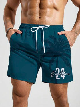 Manfinity Swimmode شورت شاطئ فضفاض بخصر رباط وجيوب مائلة مطبوع عليه أرقام وأحرف وأشجار النخيل الاستوائية، طراز الإجازة الصيفية للرجال