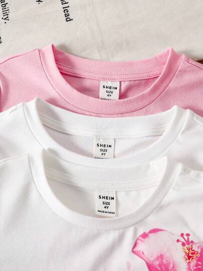 SHEIN تي شيرت بياقة مستديرة وأكمام قصيرة مطبوع بتصميم بسيط للفتيات الصغيرات