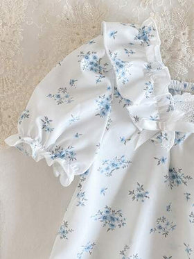 SHEIN فستان نوم متوسط الطول للبنات بأكمام قصيرة وذيل مكشكش، بتصميم أميري حلو وجميل مزين بالزهور والفراشات