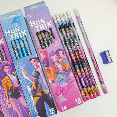 أدوات كتابة خشبية بتصميم موضوع الموسيقى الكورية الشعبية (K-Pop)، أقلام رصاص محمولة مثالية كهدايا للمعجبين والمحبين لموسيقى الكي-بوب، لاستخدامها في الامتحانات والواجبات المدرسية