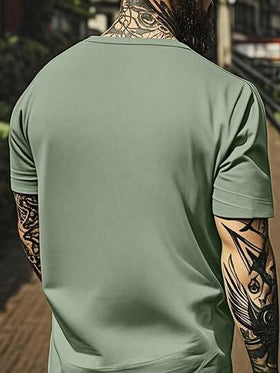 قميص T-shirt كاجوال للرجال ذو أكمام قصيرة منخفضة الكتف بطباعة رسوم حرفية للصيف