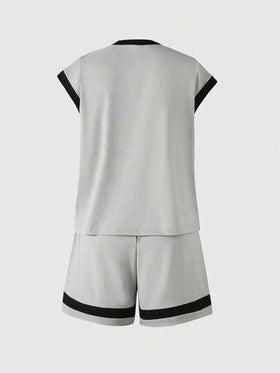 SHEIN Genkimix Kids مجموعة من قطعتين للأولاد للارتداء اليومي والرياضة، تتكون من تي شيرت بياقة مستديرة فضفاض مطبوع عليه حرف وشورت فضفاض بخصر مطاطي مطبوع عليه حرف، بدلة كرة السلة الصيفية للأولاد