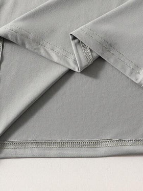SHEIN Genkimix Kids مجموعة من قطعتين للأولاد للارتداء اليومي والرياضة، تتكون من تي شيرت بياقة مستديرة فضفاض مطبوع عليه حرف وشورت فضفاض بخصر مطاطي مطبوع عليه حرف، بدلة كرة السلة الصيفية للأولاد