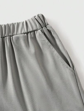 SHEIN Genkimix Kids مجموعة من قطعتين للأولاد للارتداء اليومي والرياضة، تتكون من تي شيرت بياقة مستديرة فضفاض مطبوع عليه حرف وشورت فضفاض بخصر مطاطي مطبوع عليه حرف، بدلة كرة السلة الصيفية للأولاد