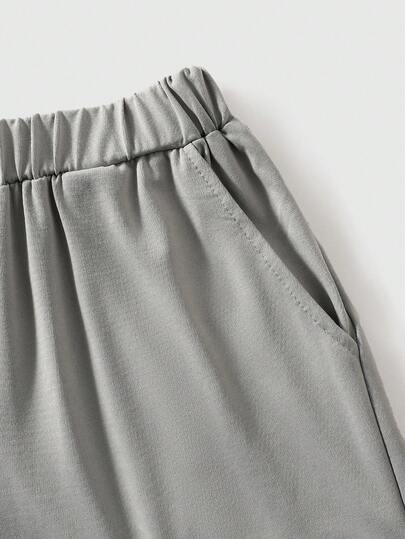 SHEIN Genkimix Kids مجموعة من قطعتين للأولاد للارتداء اليومي والرياضة، تتكون من تي شيرت بياقة مستديرة فضفاض مطبوع عليه حرف وشورت فضفاض بخصر مطاطي مطبوع عليه حرف، بدلة كرة السلة الصيفية للأولاد