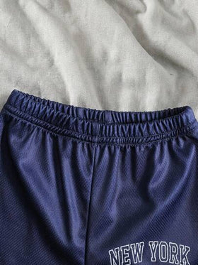 SHEIN مجموعة قميص كاجوال قصير الأكمام بياقة على شكل حرف V وشورت شبكي للأطفال الصبيان، بتصميم طباعة شعار النسر والخطوط الخضراء، مقاس من 6 أشهر إلى 3 سنوات، مجموعة ملابس كاجوال يومية من البوليستر مع طباعة أرقام وتصميم مستوحى من الرياضة، بدلة رياضية للأطفال