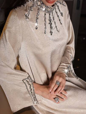 Layrah فستان أنيق مصنوع يدويًا من الساتان مزين بالراين