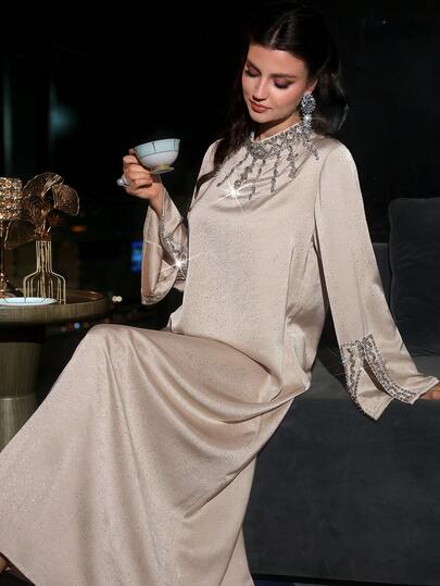 Layrah فستان أنيق مصنوع يدويًا من الساتان مزين بالراين