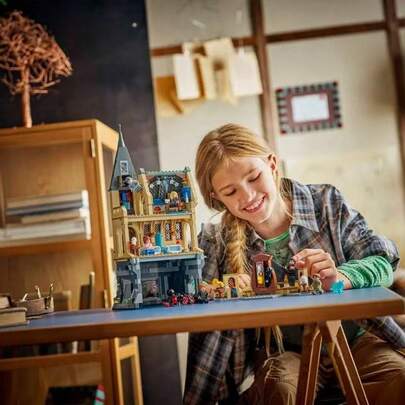 LEGO مجموعة كتل بناء للأطفال: جناح المستشفى في قلعة هوجوارتس 76463