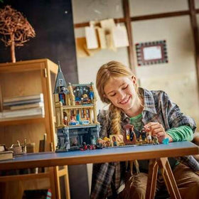 LEGO مجموعة كتل بناء للأطفال: جناح المستشفى في قلعة هوجوارتس 76463