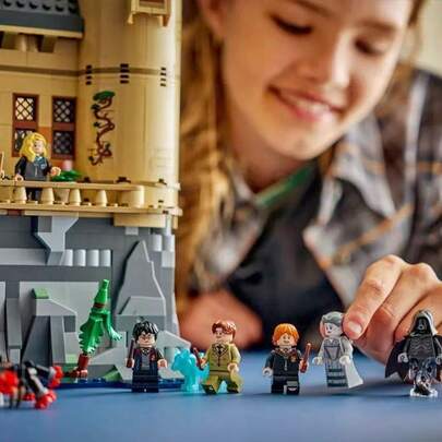 LEGO مجموعة كتل بناء للأطفال: جناح المستشفى في قلعة هوجوارتس 76463