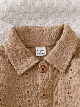 SHEIN مجموعة من قطعتين، قميص بجيب وياقة مزخرفة بنسيج جاكار ذو لون أحادي وشورت بخصر مطاطي مطوي، طقم ملابس مريح للأطفال الصغار من عمر 6 أشهر إلى 3 سنوات