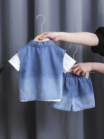 SHEIN طقم مكون من 3 قطع للأطفال الصغار: ملابس علوية بياقة دائرية أكمام قصيرة بيضاء، جاكيت قصيرة بلا أكمام من الجينز، وشورت، بتصميم بسيط وأنيق من قماش الجينز، مناسب للعب في الخارج والبس اليومي المنزلي، إطلالة أنيقة للطفل