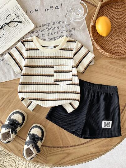 SHEIN Playful Pals مجموعة صيفية من قميص كم قصير بياقة مستديرة وشورت بخصر مطاطي مزين بشعار، للأطفال الرضع والصغار، من قماش مخطط أبيض وأسود بنمط الفرش المنسوج