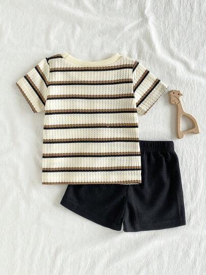 SHEIN Playful Pals مجموعة صيفية من قميص كم قصير بياقة مستديرة وشورت بخصر مطاطي مزين بشعار، للأطفال الرضع والصغار، من قماش مخطط أبيض وأسود بنمط الفرش المنسوج