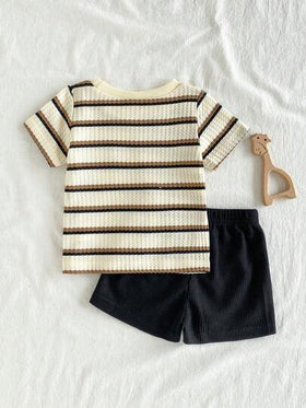 SHEIN Playful Pals مجموعة صيفية من قميص كم قصير بياقة مستديرة وشورت بخصر مطاطي مزين بشعار، للأطفال الرضع والصغار، من قماش مخطط أبيض وأسود بنمط الفرش المنسوج