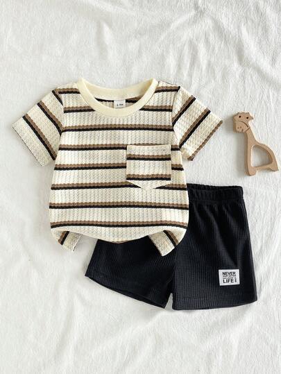 SHEIN Playful Pals مجموعة صيفية من قميص كم قصير بياقة مستديرة وشورت بخصر مطاطي مزين بشعار، للأطفال الرضع والصغار، من قماش مخطط أبيض وأسود بنمط الفرش المنسوج