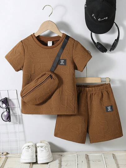 SHEIN Streecool Kids 3 قطع مجموعة للأطفال الصغار: تي شيرت كاجوال بأكمام قصيرة بطباعة حرفية، شورت، وحقيبة، مناسبة للخروجات اليومية الكاجوال، للربيع/الصيف