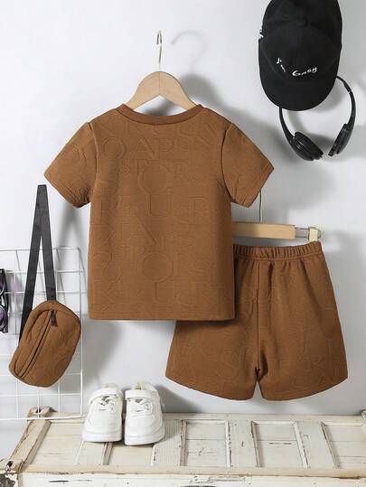 SHEIN Streecool Kids 3 قطع مجموعة للأطفال الصغار: تي شيرت كاجوال بأكمام قصيرة بطباعة حرفية، شورت، وحقيبة، مناسبة للخروجات اليومية الكاجوال، للربيع/الصيف