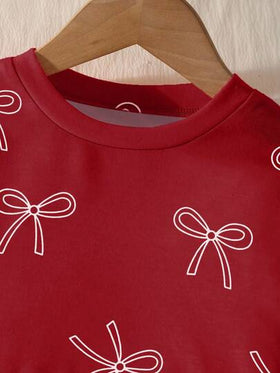 SHEIN Playful Pals قميص تي شيرت فضفاض مطبوع بفراشة مع أكمام راجلان وياقة مستديرة، وبنطال جينز مستقيم فضفاض بخصر مطاطي مزين بتصميم فراشة ثلاثي الأبعاد، طقم ملابس للعودة إلى المدرسة، مناسب لجميع المواسم