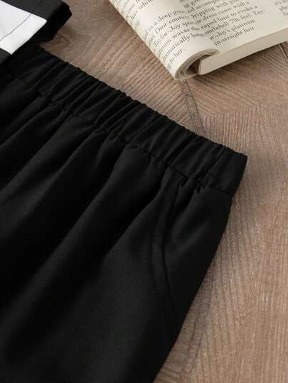 SHEIN مجموعة ملابس صيفية عادية لأولاد الأطفال - قميص مخطط وطباعي بأكمام قصيرة مع طوق متباين، مقترن مع بنطلون بني سادة عادي، يعكس أسلوبًا بسيطًا وأنيقًا، مناسب للارتداء اليومي والعطلات والعب في الربيع/الصيف