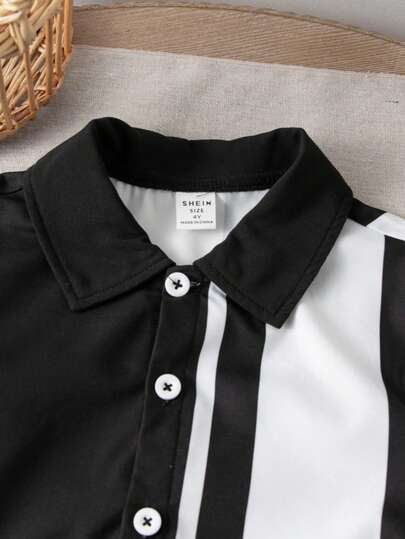 SHEIN مجموعة ملابس صيفية عادية لأولاد الأطفال - قميص مخطط وطباعي بأكمام قصيرة مع طوق متباين، مقترن مع بنطلون بني سادة عادي، يعكس أسلوبًا بسيطًا وأنيقًا، مناسب للارتداء اليومي والعطلات والعب في الربيع/الصيف