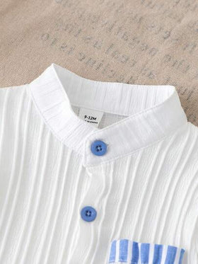 SHEIN مجموعة ملابس عيد الأم الأول للطفل - قميص أبيض مخطط بأكمام قصيرة مع طوق وجيب، مقترن مع شورت فضفاض كاكي، قطعتان