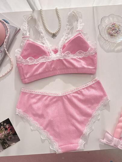 PetitDoll مجموعة ملابس داخلية مثيرة مكونة من 2 قطعة، تتكون من سلوبيت وبرازيل من قماش جاكار وردي ذو نسيج مزخرف مع تطريز دانتيل أبيض، تصميم لاسلكي للصدرية مقترنة مع سروال وردي وأبيض