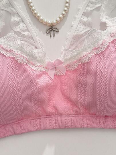 PetitDoll مجموعة ملابس داخلية مثيرة مكونة من 2 قطعة، تتكون من سلوبيت وبرازيل من قماش جاكار وردي ذو نسيج مزخرف مع تطريز دانتيل أبيض، تصميم لاسلكي للصدرية مقترنة مع سروال وردي وأبيض