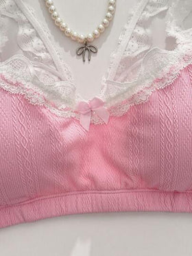 PetitDoll مجموعة ملابس داخلية مثيرة مكونة من 2 قطعة، تتكون من سلوبيت وبرازيل من قماش جاكار وردي ذو نسيج مزخرف مع تطريز دانتيل أبيض، تصميم لاسلكي للصدرية مقترنة مع سروال وردي وأبيض