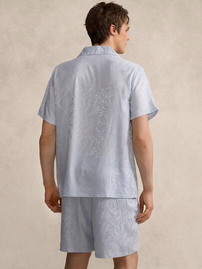 بيجامة رجالية مكونة من ملابس علوية بأكمام قصيرة وبقصة واحدة وشورت
