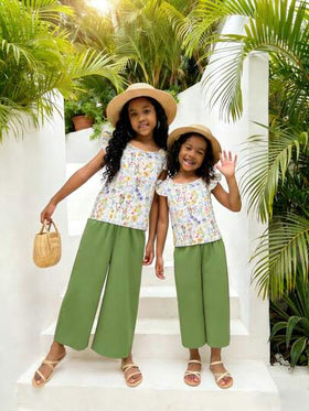 Elladie kids ملابس جديدة مكونة من قطعتين للفتيات الصغيرات بعمر 4-7 سنوات، تتميز بقميص مطبوع بأكمام قصيرة مع أزرار خلفية ومطابق له بنطلون، أنيقة ومناسبة للأنشطة اليومية والعطلات والمدرسة والسفر والأنشطة الخارجية