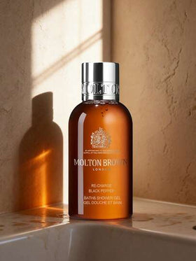 Molton Brown غسول الجسم بالفلفل الأسود، 50 مل، رغوة غنية، قوام جيلي، سهل الشطف، عطر حادّ خشبي، منشط، تنظيف عميق، ترطيب لطيف، مُنكّه بمستخلصات نباتية، 50 مل/1.69 أونصة سائلة