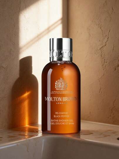 Molton Brown غسول الجسم بالفلفل الأسود، 50 مل، رغوة غنية، قوام جيلي، سهل الشطف، عطر حادّ خشبي، منشط، تنظيف عميق، ترطيب لطيف، مُنكّه بمستخلصات نباتية، 50 مل/1.69 أونصة سائلة