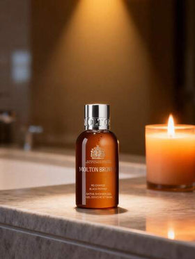 Molton Brown غسول الجسم بالفلفل الأسود، 50 مل، رغوة غنية، قوام جيلي، سهل الشطف، عطر حادّ خشبي، منشط، تنظيف عميق، ترطيب لطيف، مُنكّه بمستخلصات نباتية، 50 مل/1.69 أونصة سائلة