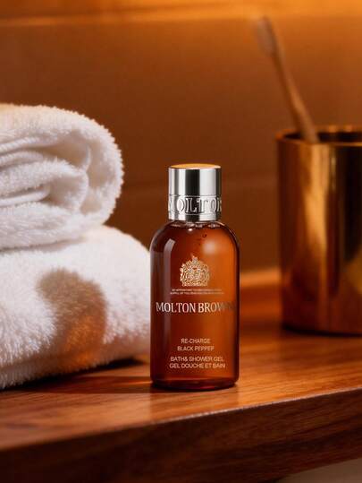 Molton Brown غسول الجسم بالفلفل الأسود، 50 مل، رغوة غنية، قوام جيلي، سهل الشطف، عطر حادّ خشبي، منشط، تنظيف عميق، ترطيب لطيف، مُنكّه بمستخلصات نباتية، 50 مل/1.69 أونصة سائلة
