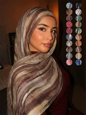 قطعة واحدة وشاح من الفسكوز مطبوع بطباعة مائية ملونة بنمط الصبغ المربوط، أنيق للنساء. وشاح بوهيمي عصري وشامل مناسب لحماية من شمس الصيف وكإكسسوار خارجي. كذلك مناسب كإكسسوار يومي أو احتفالي للسيدات.