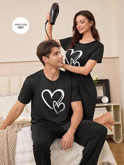 SHEIN طقم بيجامة قصيرة الأكمام للرجال بطباعة قلب بتصميم بسيط وعادي