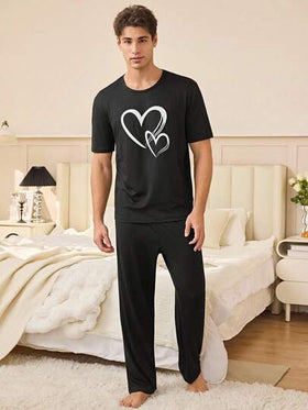 SHEIN طقم بيجامة قصيرة الأكمام للرجال بطباعة قلب بتصميم بسيط وعادي