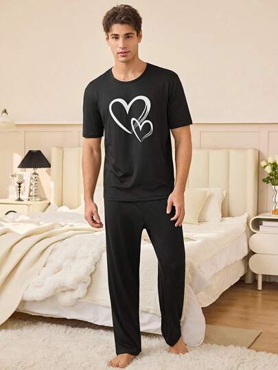 SHEIN طقم بيجامة قصيرة الأكمام للرجال بطباعة قلب بتصميم بسيط وعادي