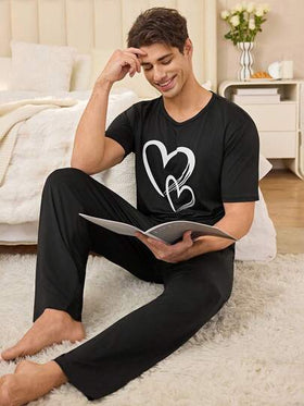 SHEIN طقم بيجامة قصيرة الأكمام للرجال بطباعة قلب بتصميم بسيط وعادي