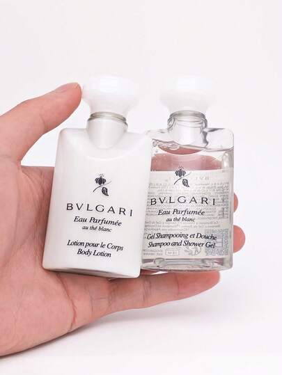 Bvlgari مجموعة مكونة من 40 مل غسول جسم + 40 مل كريم ترطيب جسم بعطر الشاي الأبيض. مجموعة عناية بالشعر محمولة. عطر طويل الأمد.