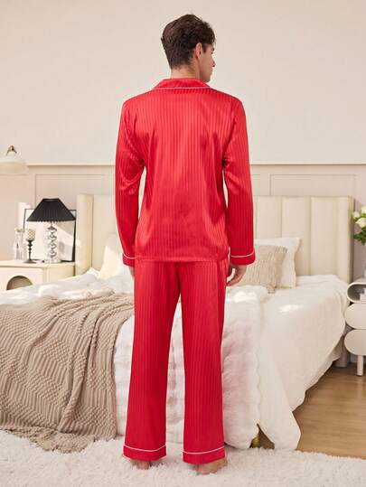 SHEIN بيجامة رجالية طويلة الأكمام مجموعة مزينة بطبعات مخطط الحرير الاصطناعي، طوق مزخرف بالقلب وجيب
