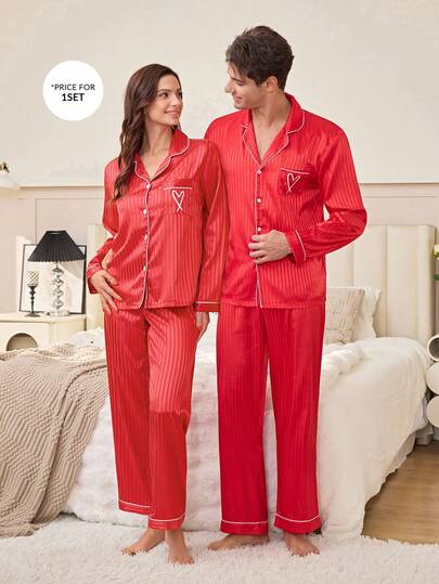 SHEIN بيجامة رجالية طويلة الأكمام مجموعة مزينة بطبعات مخطط الحرير الاصطناعي، طوق مزخرف بالقلب وجيب