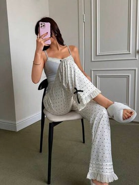 SHEIN Napfluff مجموعة من قطعتين: توب كامسول بياقة على شكل حرف V مزين بالدانتيل ذو لون واحد وبنطلون مطبوع بنقاط البولكا