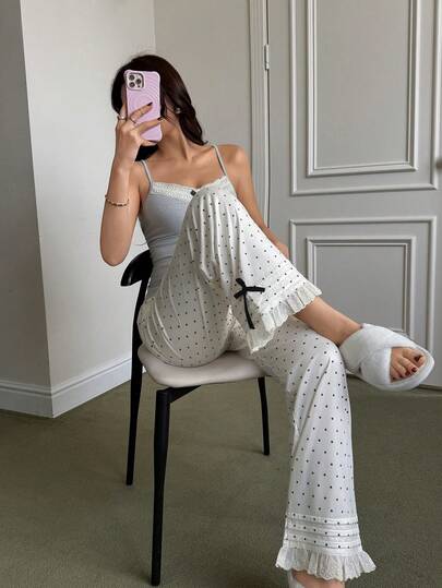 SHEIN Napfluff مجموعة من قطعتين: توب كامسول بياقة على شكل حرف V مزين بالدانتيل ذو لون واحد وبنطلون مطبوع بنقاط البولكا