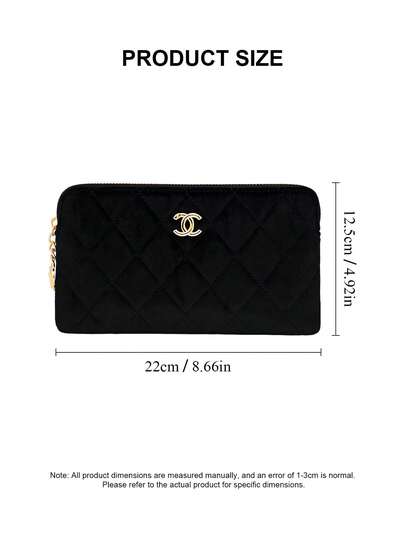 CHANEL حقيبة تخزين مربعة كلاسيكية باللون الأسود مع طباعة دائرية بحلقتين بيضاء، مزودة بسحاب مطابق وملحق معلق دائري، من قماش ناعم، سعة كبيرة لتخزين مستحضرات التجميل ومنتجات التجميل، محمولة وسهلة التنظيم، مناسبة للسفر اليومي والتخزين المنزلي والتنقل في فص...